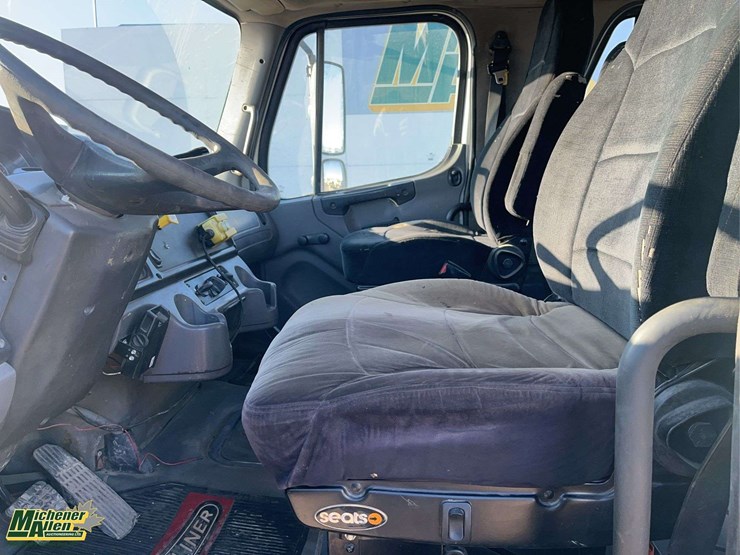 2005-freightliner-m2-106-image-14