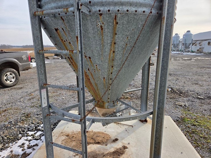 4-ton-chore-time-feed-bin-image-12