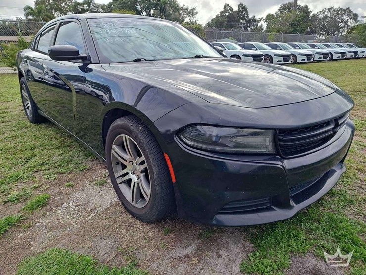2015-dodge-charger-sedan-image-2