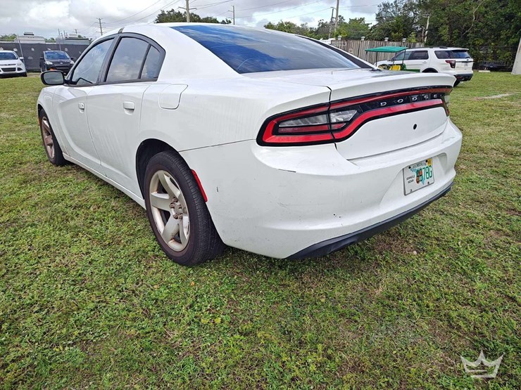 2017-dodge-charger-sedan-image-4