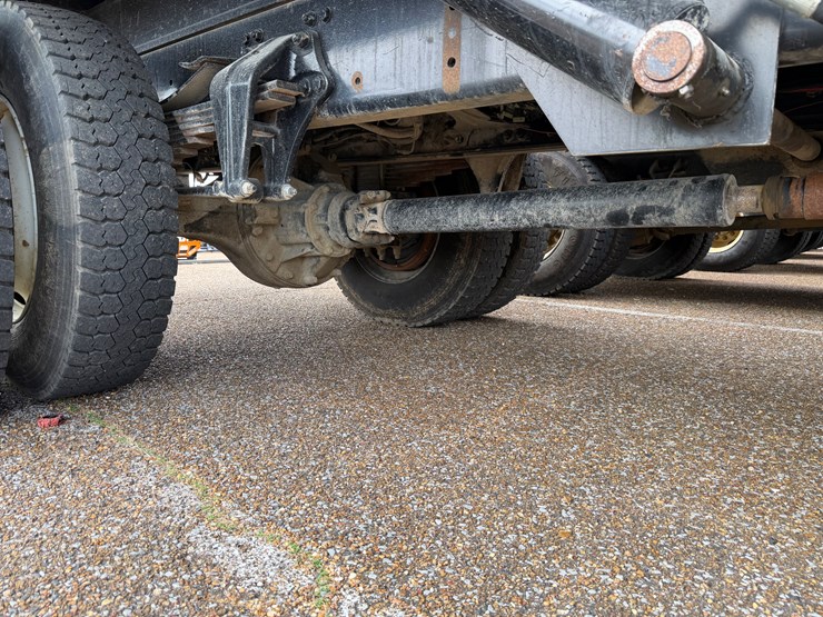 2016-freightliner-m2-106-image-9