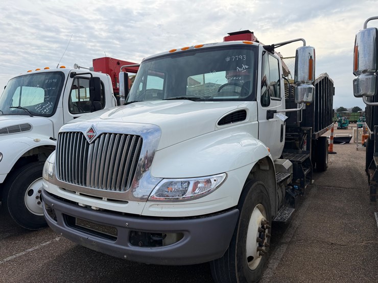 2018-international-durastar-4400-image-3