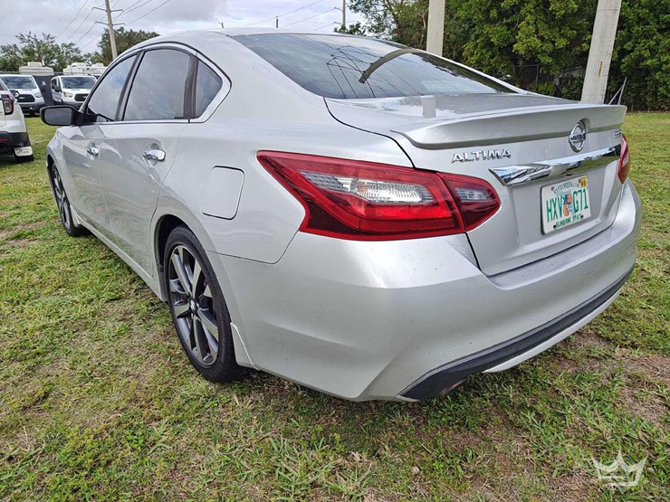 2017-nissan-altima-sedan-image-4
