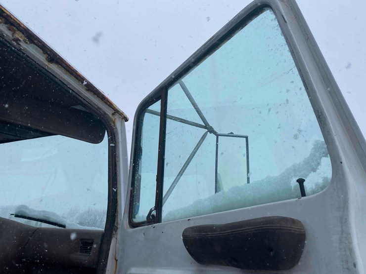 1983-ford-9000-image-65