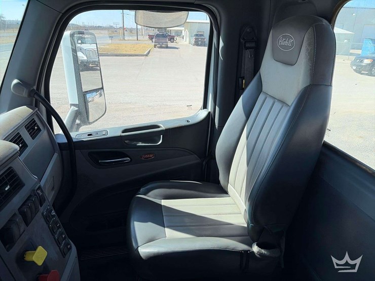 2013-peterbilt-567-image-19