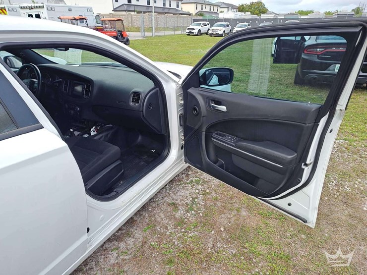 2017-dodge-charger-sedan-image-32