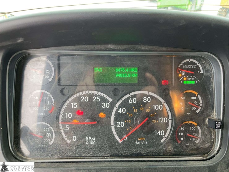 2016-freightliner-m2-106-image-16