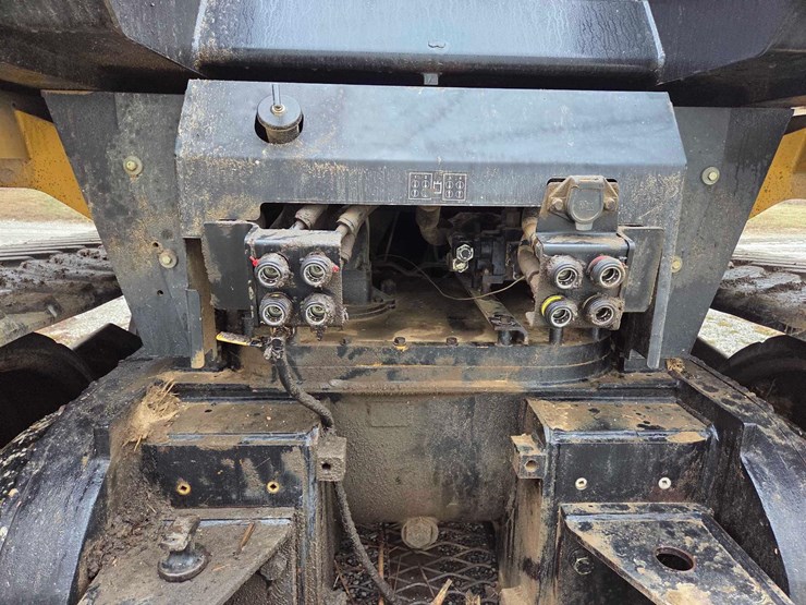 cat-75c-track-tractor-image-43