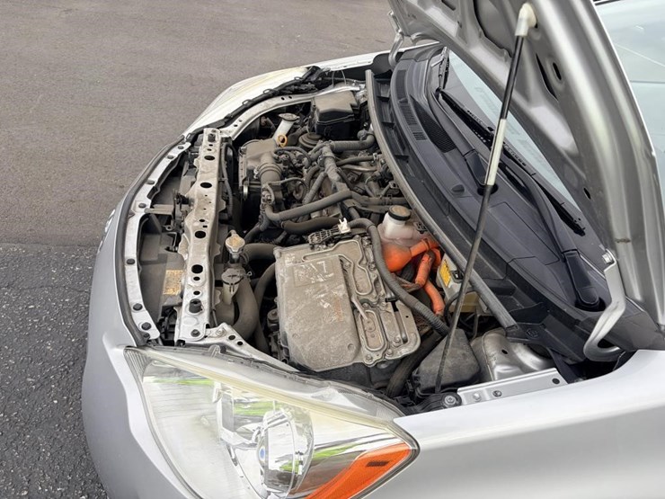 2014-toyota-prius-c-sedan-image-6