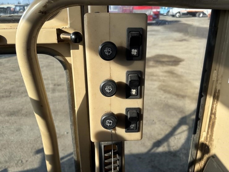 2005-caterpillar-143h-image-47