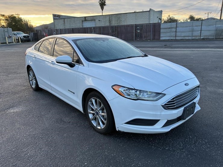 2017-ford-fusion-sedan-image-2