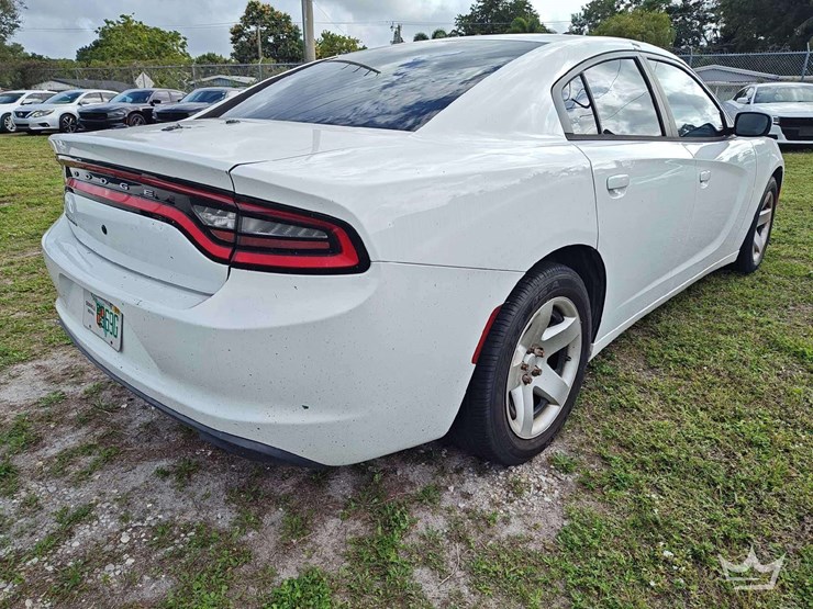 2017-dodge-charger-sedan-image-3