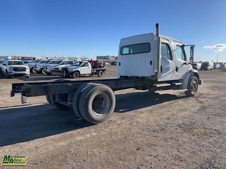 2005-freightliner-m2-106-image-4