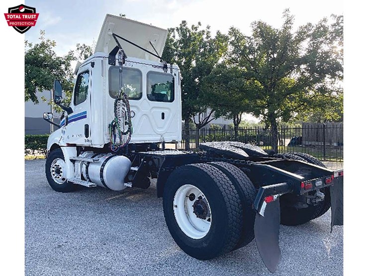 2019-freightliner-cascadia-126-image-2