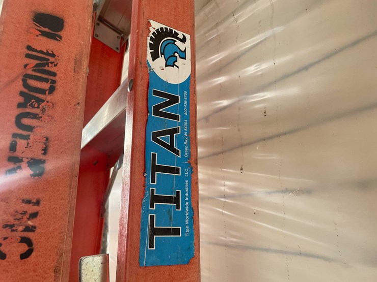 #2777-•-titan-8'-fiberglass-ladder-image-8