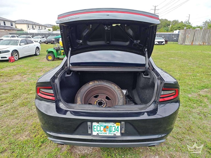 2015-dodge-charger-sedan-image-13