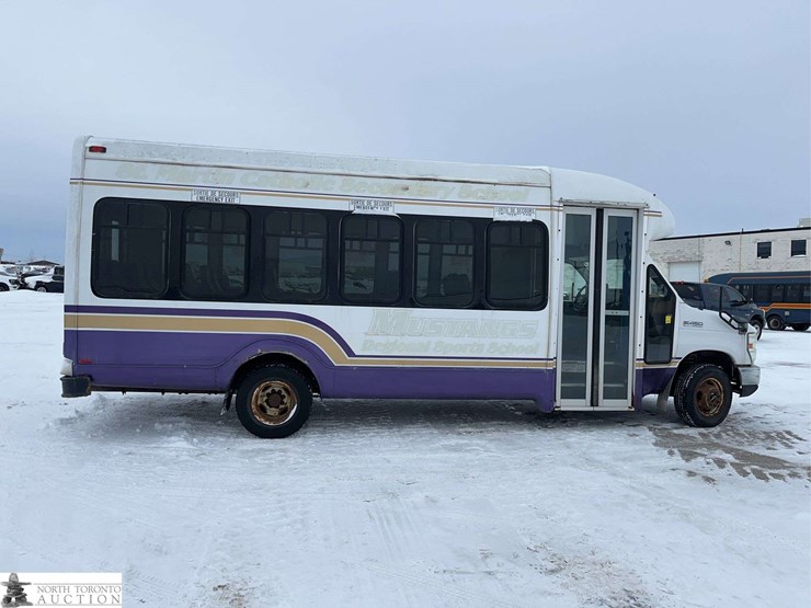 2009-ford-e-series-s/a-24-passenger-bus-image-8