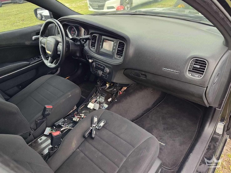 2015-dodge-charger-sedan-image-14