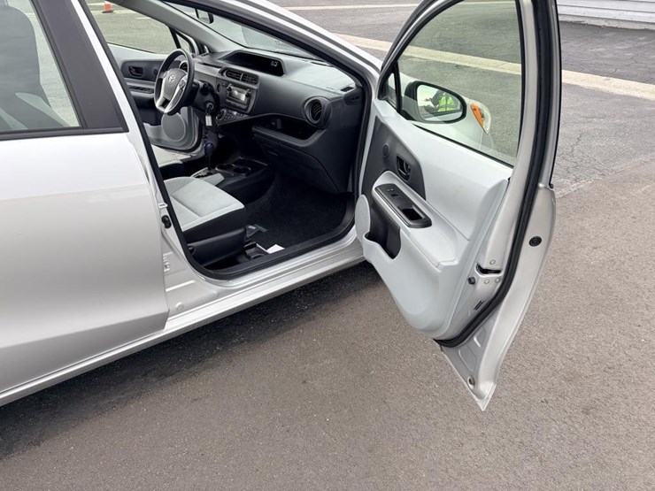 2014-toyota-prius-c-sedan-image-9