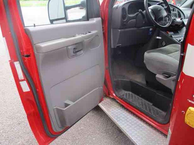 2004-ford-e450-image-30