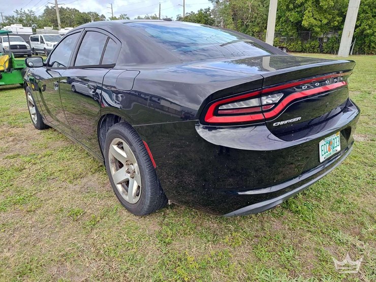 2015-dodge-charger-sedan-image-4