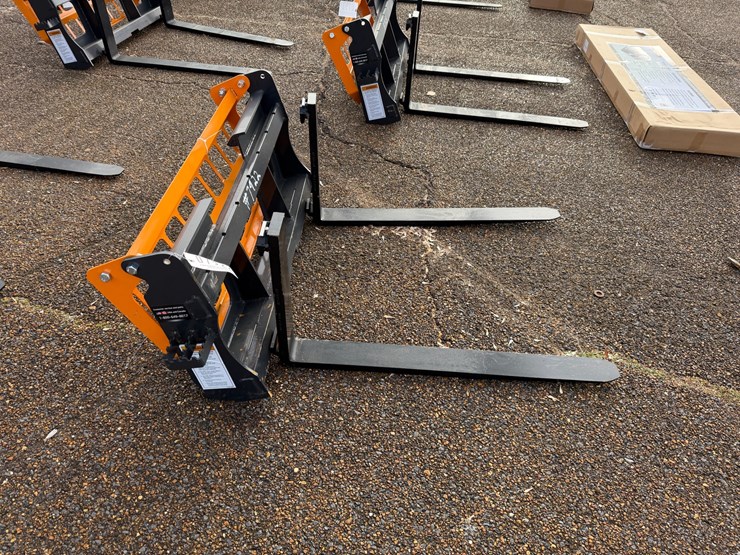 #7922-•-skid-steer-pallet-forks-image-1