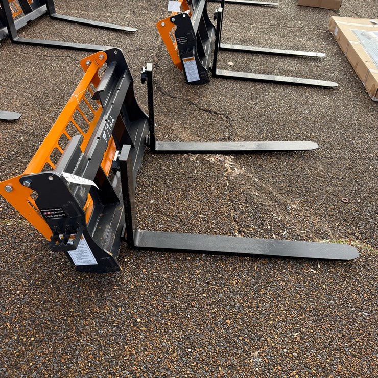#7922 • Skid Steer Pallet Forks