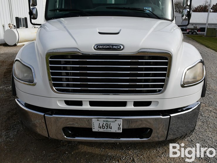 2008-freightliner-m2-106-image-9