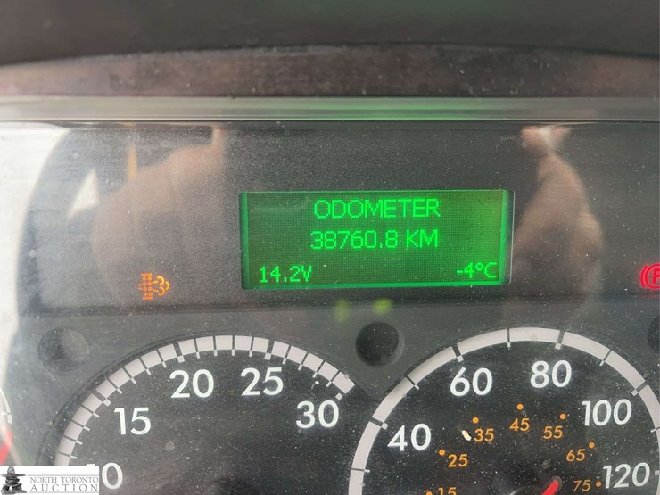 2011-freightliner-m2-106-image-19