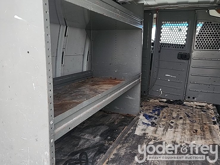 2011-gmc-savana-g2500-image-27