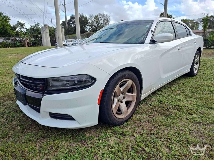 2017-dodge-charger-sedan-image-1