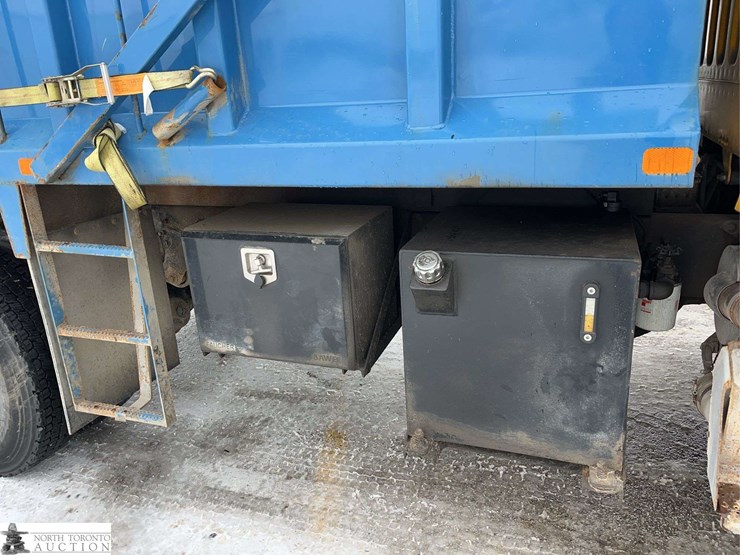 2011-freightliner-m2-106-image-23