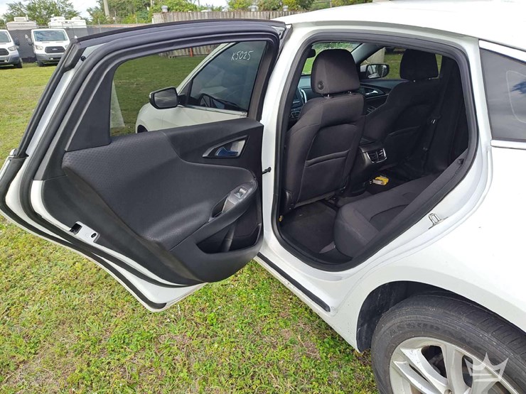 2017-chevrolet-malibu-sedan-image-35