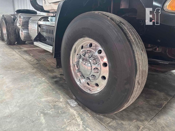 2012-mack-granite-gu813-image-21