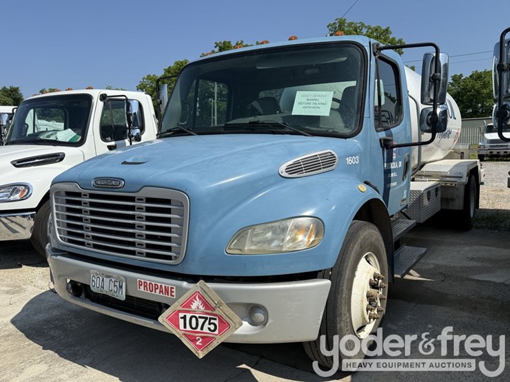2004-freightliner-m2-106-image-1