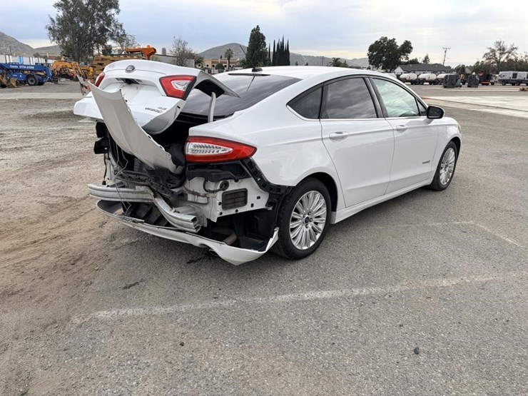 2015-ford-fusion-sedan-image-3