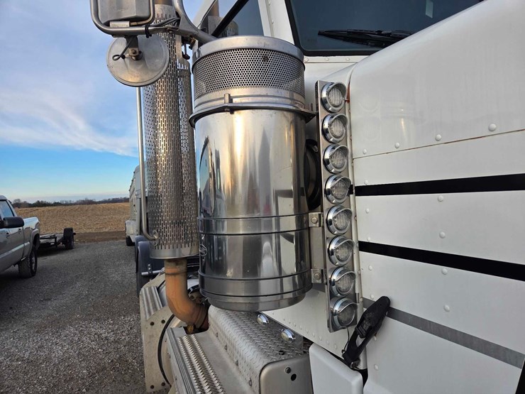 2013-peterbilt-388-image-26