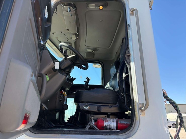 2012-peterbilt-386-image-12