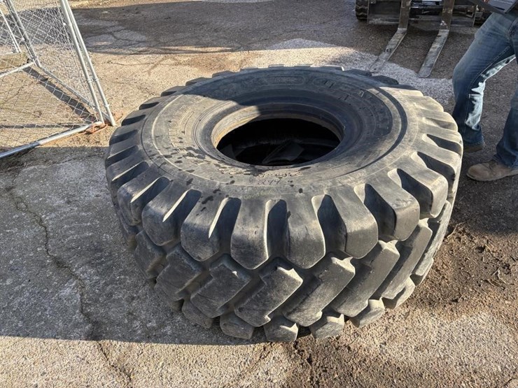 26.5---25-used-earthmover-tire-image-1