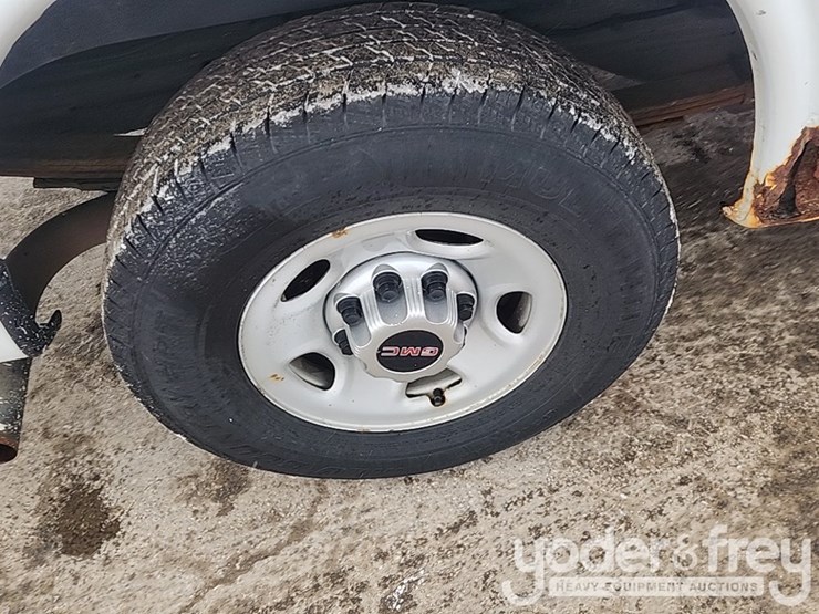 2011-gmc-savana-g2500-image-10