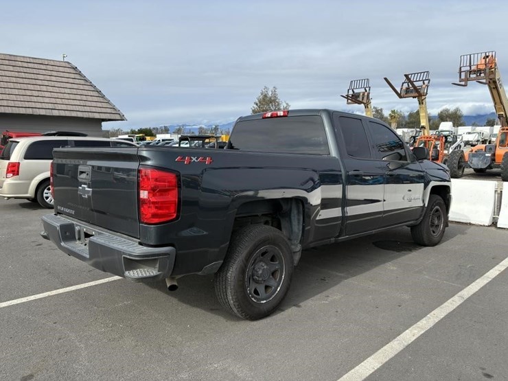 2018-chevrolet-silverado-crew-cab-image-3