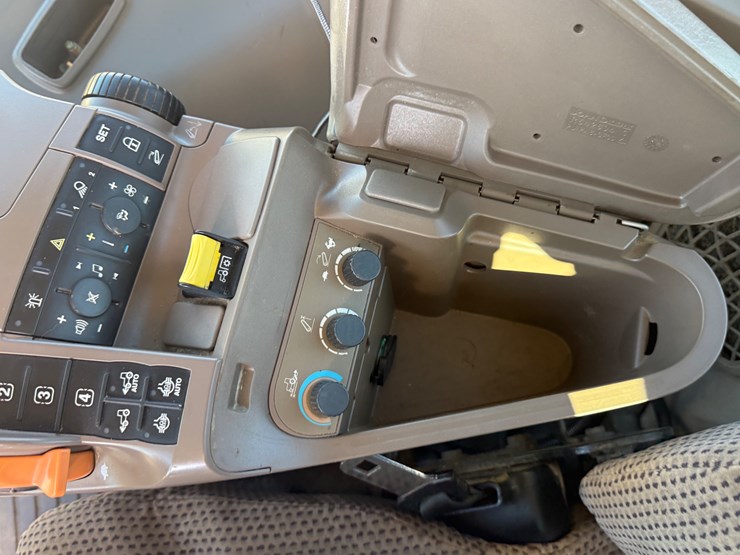 john-deere-6145r-image-32