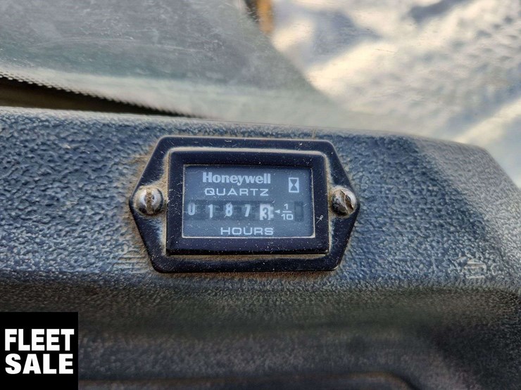 2015-deere-410l-image-19