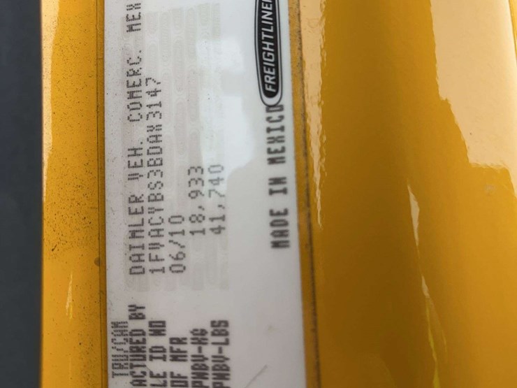 2011-freightliner-m2-106-image-15