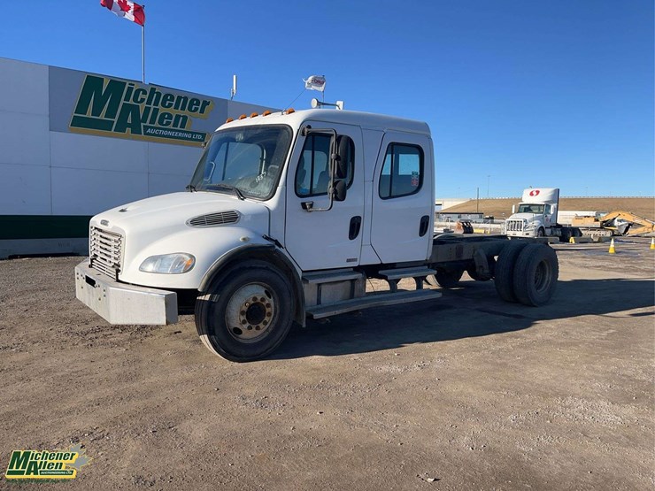 2005-freightliner-m2-106-image-1