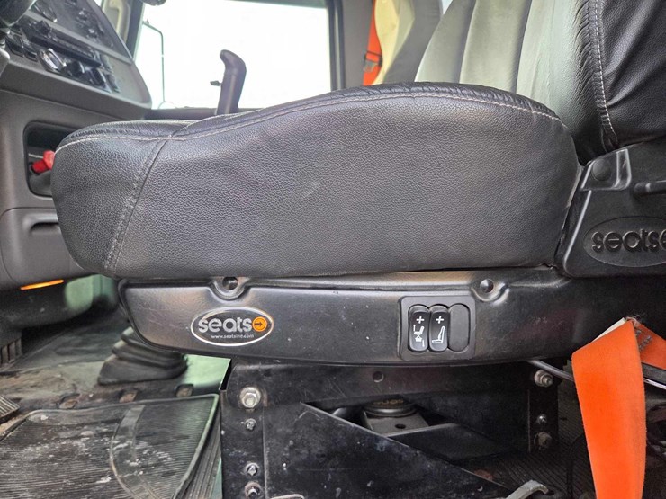 2013-peterbilt-388-image-65