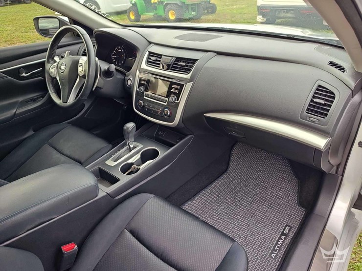 2017-nissan-altima-sedan-image-16