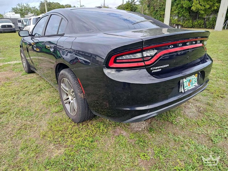 2015-dodge-charger-sedan-image-4