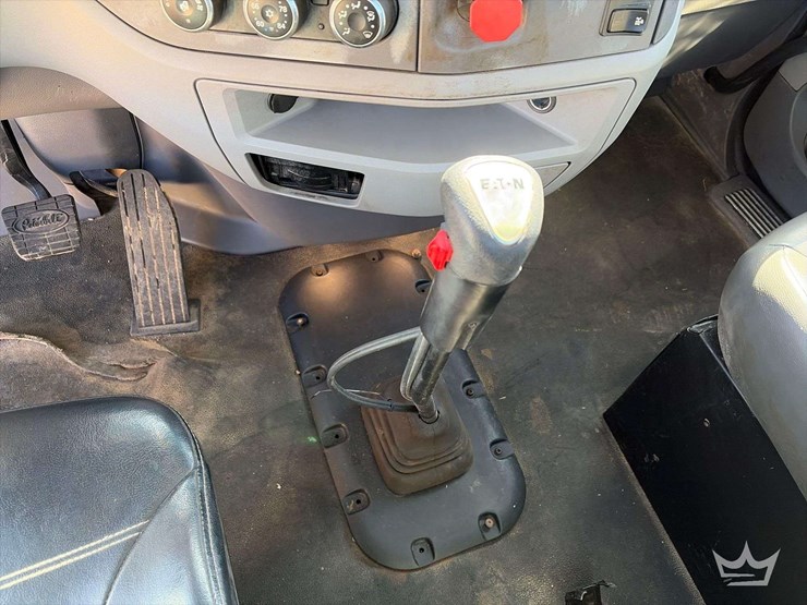 2013-peterbilt-567-image-18