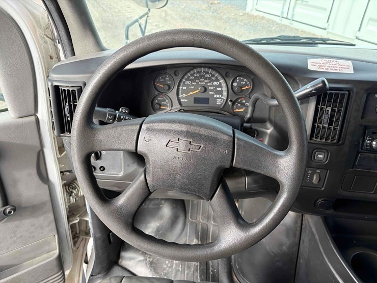 2005-chevrolet-bus-image-13